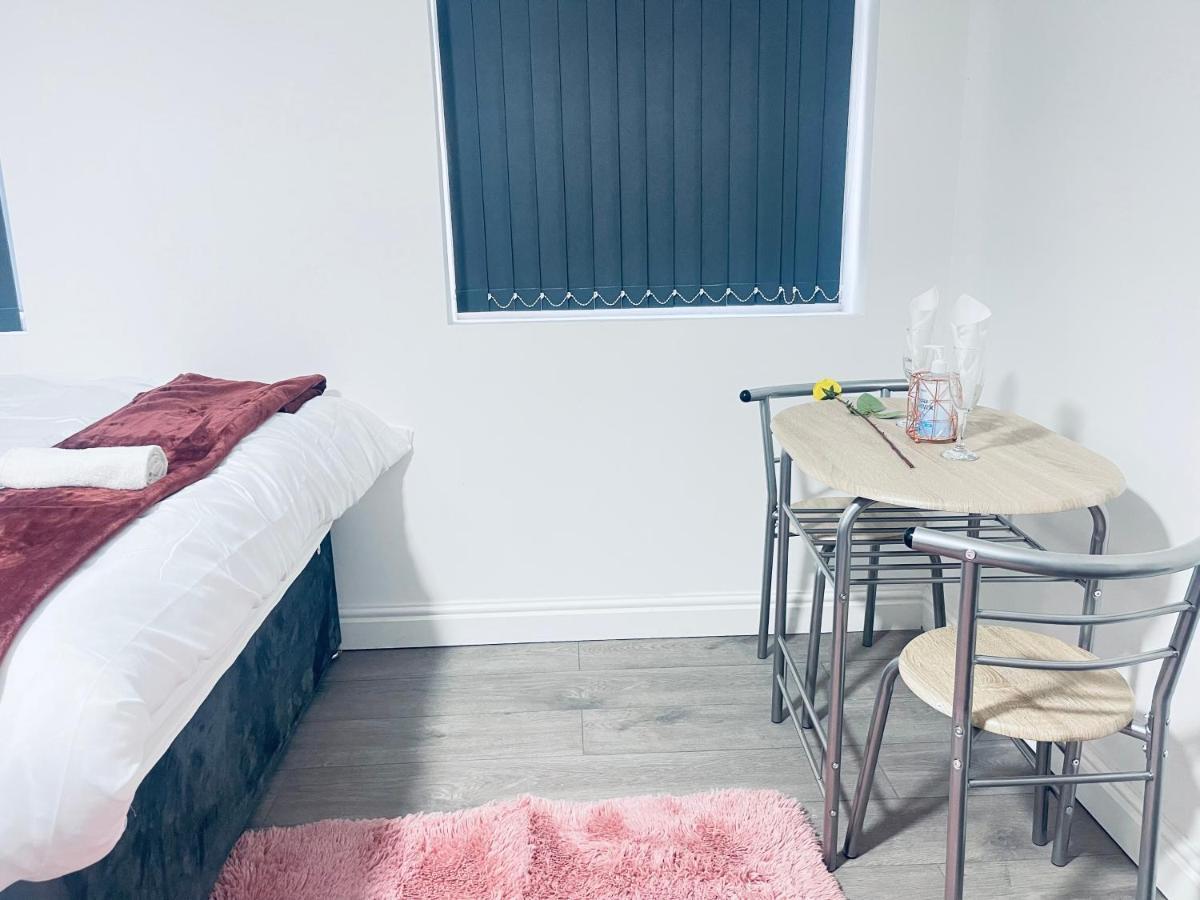 1 Bed Apartment With 2 Beds 1 Double Plus 1 Single Birmingham Exterior photo